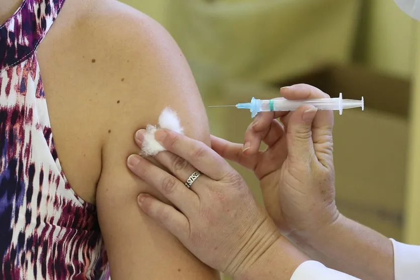 Brasil tem 48,19% da população com a vacinação completa