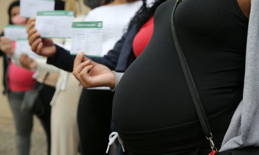 Câmara aprova retorno de grávidas imunizadas ao trabalho