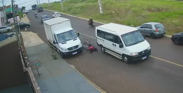 Câmera flagra queda de ciclista em Apucarana; assista