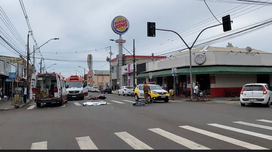 Câmeras flagram colisão entre ciclista e moto em Arapongas