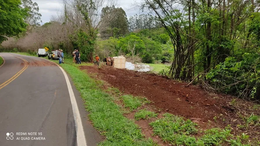 Caminhão tomba entre Marilândia do Sul e Rio Bom