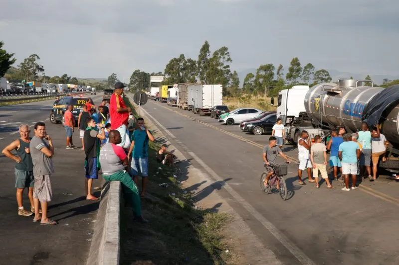 Caminhoneiros cogitam greve por conta do preço do diesel