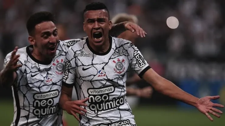 Cantillo marca no fim e Corinthians vence o Fortaleza