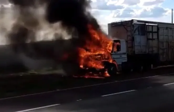 Carreta pega fogo em rodovia de Marilândia do Sul; assista