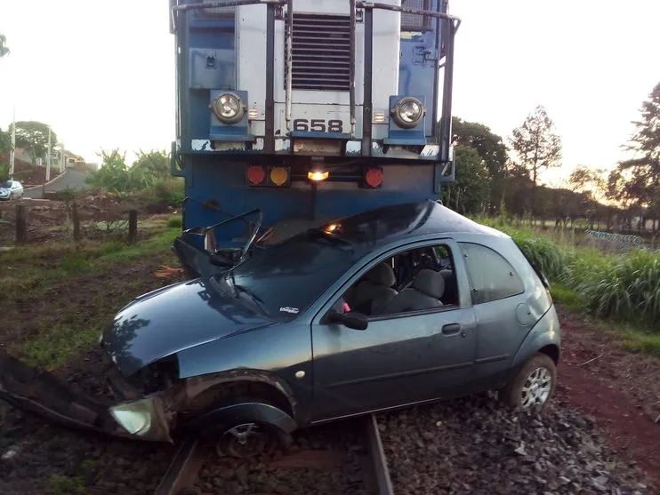 Carro é atingido por trem em Apucarana na manhã desta terça