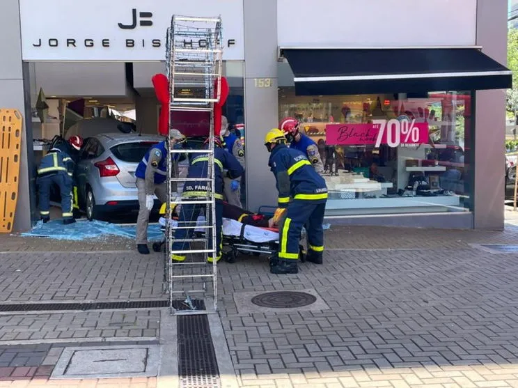 Carro invade vitrine de loja no centro de Cascavel
