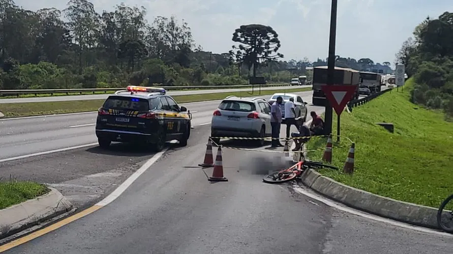 Ciclista morre atropelada por caminhão em rodovia no Paraná