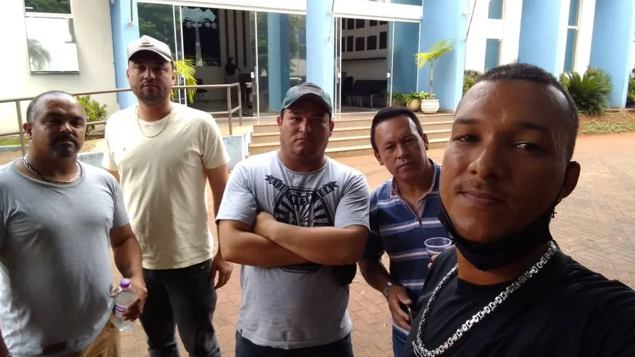 Coletores demitidos após protesto pedem apoio do município