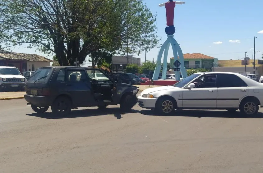 Colisão frontal entre carros é registrada na Nova Ukrânia