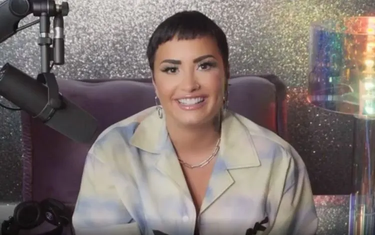 Demi Lovato revela que namoraria um extraterrestre; entenda