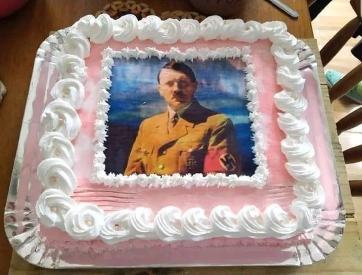 Estudante comemora aniversário com imagem de Hitler no bolo