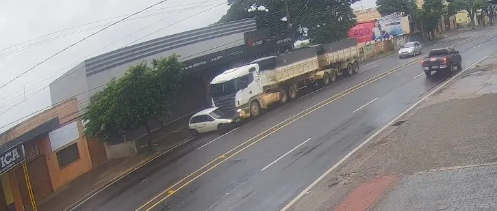 Flagrante: caminhão arrasta carro na Avenida Minas Gerais