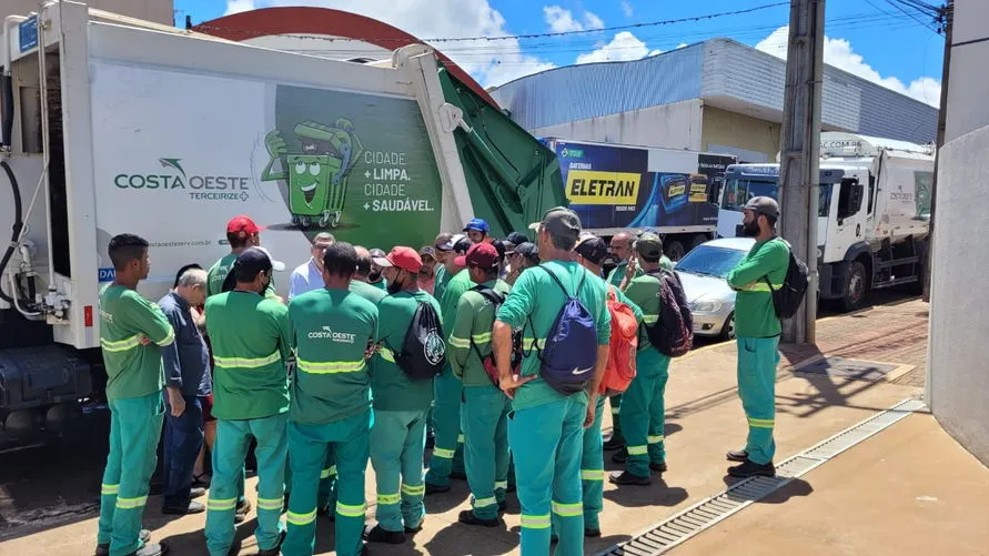 Garis paralisam atividades em Apucarana e cobram benefício