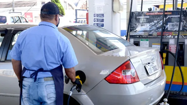 Gasolina comum sobe R$ 0,10 nos postos de Apucarana