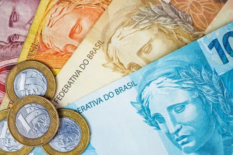 Governo deve anunciar valor de R$ 400 para o Auxílio Brasil