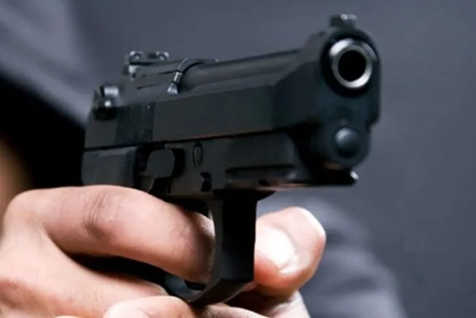 Homem acha simulacro de pistola no sótão de casa em Jandaia