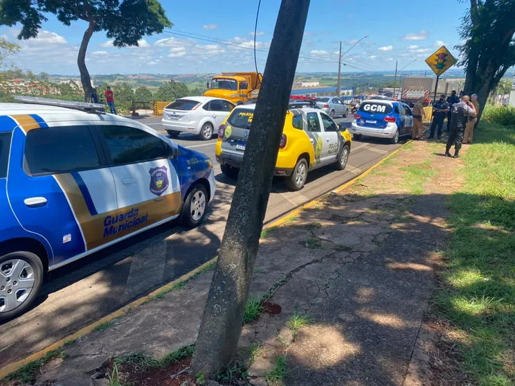 Homem sobe em pontilhão e mobiliza socorro em Apucarana