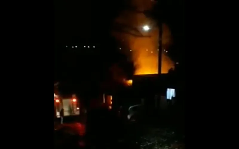 Incêndio foi na noite de sábado no Jardim Luiz XV