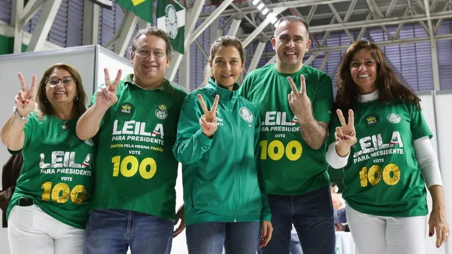 Leila Pereira (centro) é eleita presidente do Palmeiras. 
