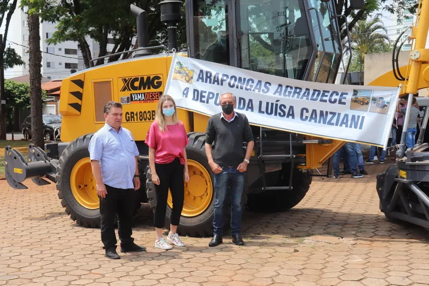 Luísa Canziani entrega motonioveladora para Arapongas