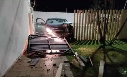 Motorista embriagado atinge base da PM de Jandaia do Sul