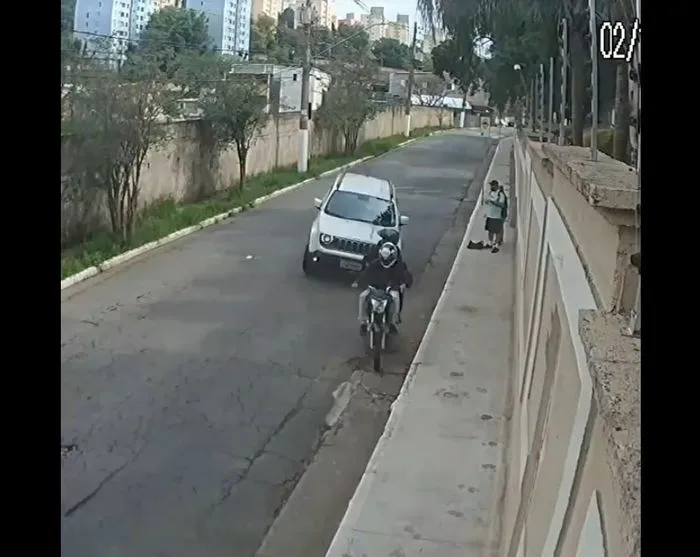 Motorista evita assalto atropelando criminosos em SP; Veja