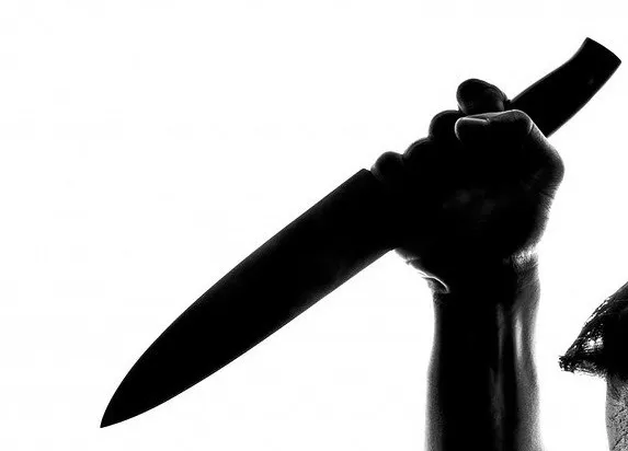 Mulher acusada de ameaçar homem com faca diz que se defendeu