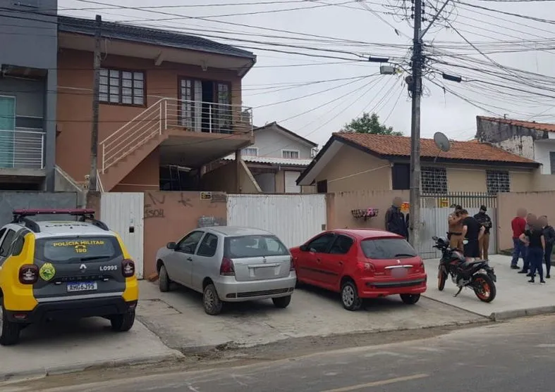 Mulher chega em casa e encontra pais mortos em Curitiba