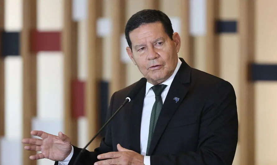 “Não tem solução mágica”, diz Mourão sobre combustíveis