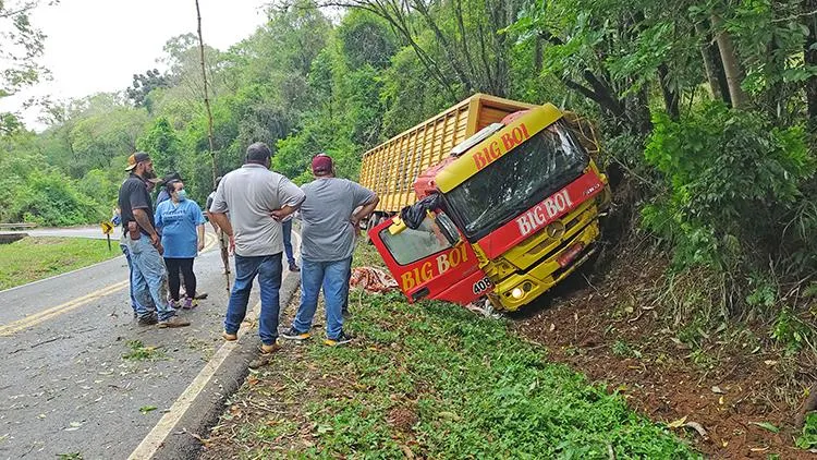 O acidente foi na tarde desta segunda-feira, próximo a ponte sobre o Rio Azul