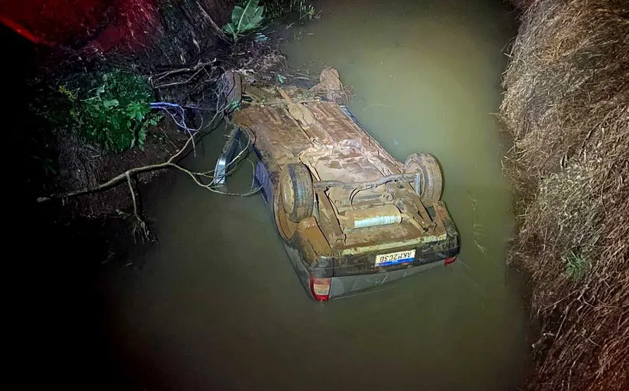O carro capotou e caiu em um rio no Bairro Chapéu de Couro