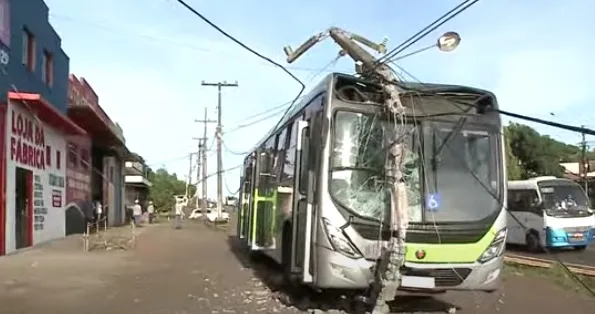 Ônibus metropolitano bate em poste na BR-376 nesta manhã