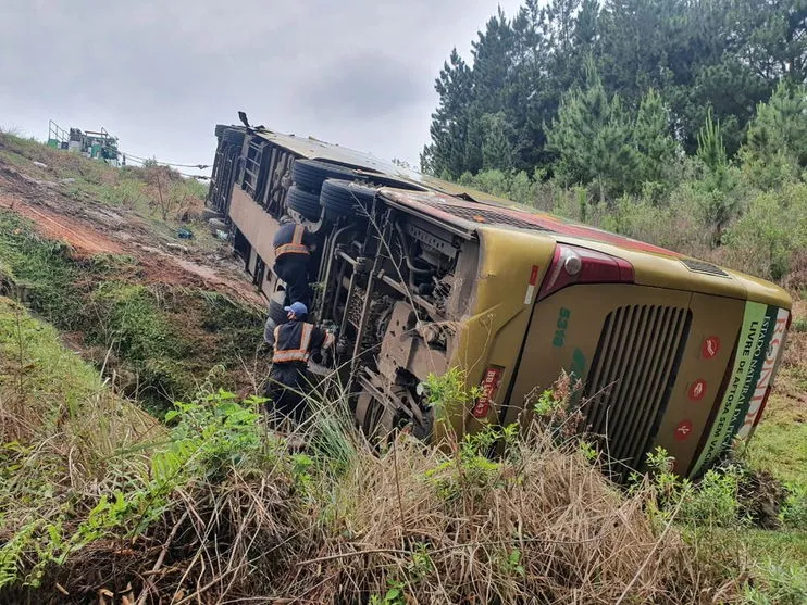 Ônibus tomba após batida com caminhão e deixa 17 feridos