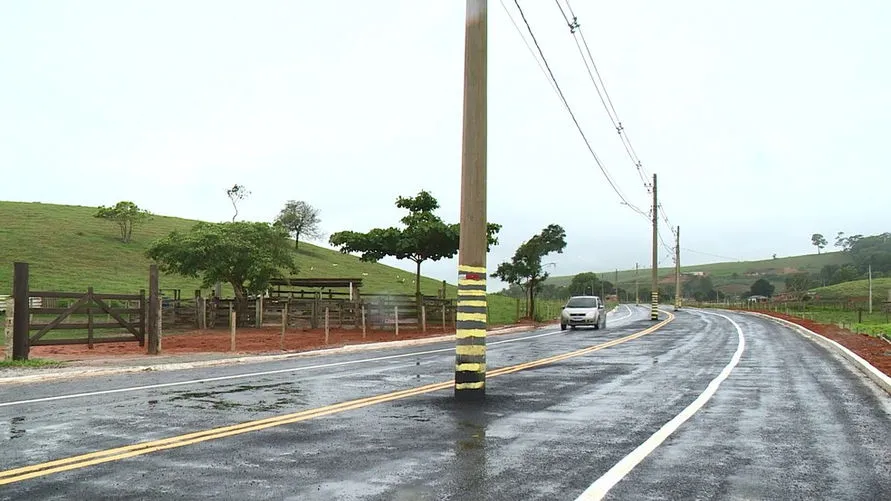 Prefeitura inaugura estrada com postes no meio da pista