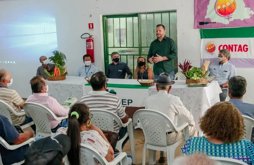 Presidente da Fetaep ministra palestra para agricultores