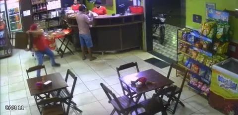 Rapaz vira 'funcionário do mês' ao acertar cadeira em ladrão