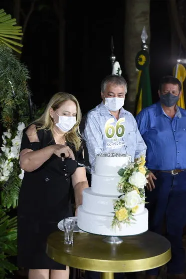 São Pedro do Ivaí faz 66 anos e distribui bolos a moradores