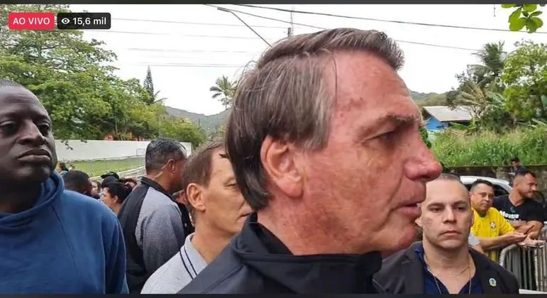 Sem vacina, Bolsonaro é impedido de assistir jogo do Santos