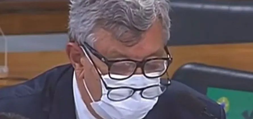 Senador viraliza na CPI ao usar 2 óculos para leitura; vídeo