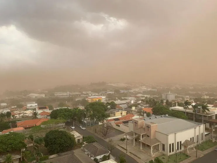 Tempestade de poeira encobre cidades em SP e MS