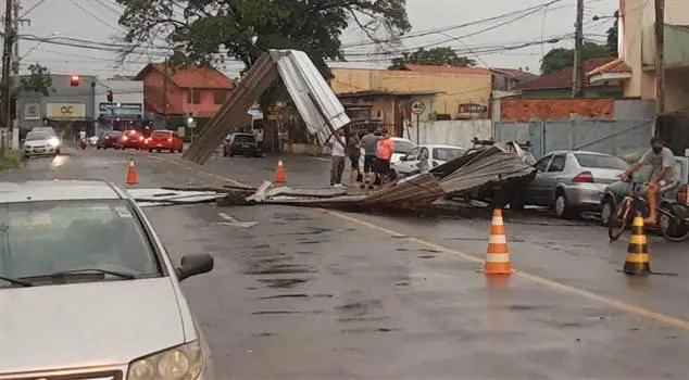 Temporal causa estragos em vários pontos de Londrina