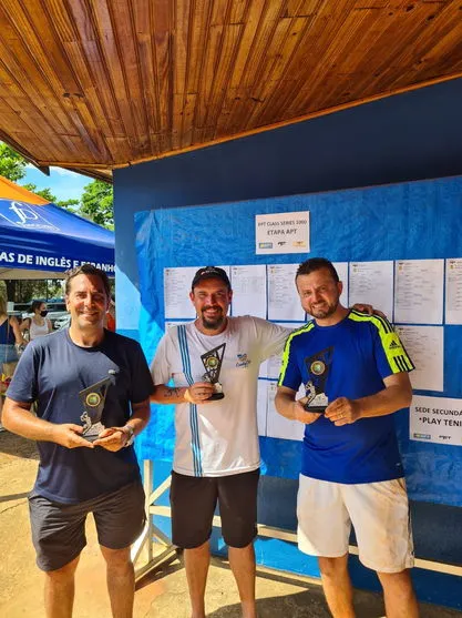 Tenistas de Apucarana são campeões de torneio em Londrina