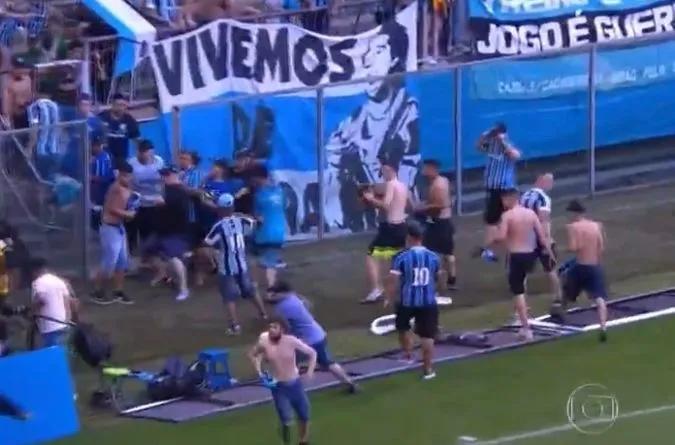 Torcida do Grêmio invade o gramado e destrói equipamentos