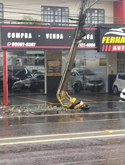 Veículo bate e quebra poste na Avenida Minas Gerais