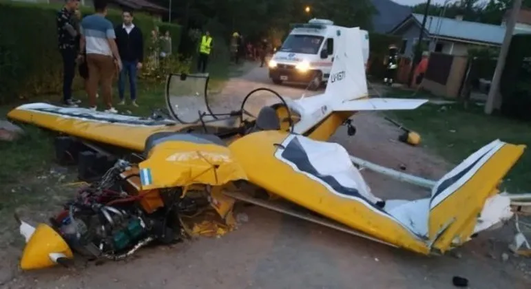 Vídeo: Avião que fazia acrobacia cai sobre mulher e filha