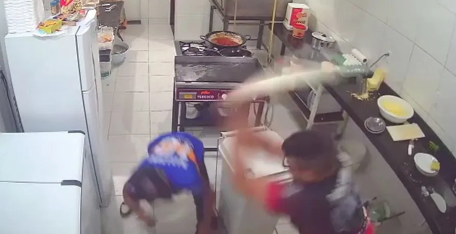 Vídeo: Funcionário reage a assalto com rolo de macarrão