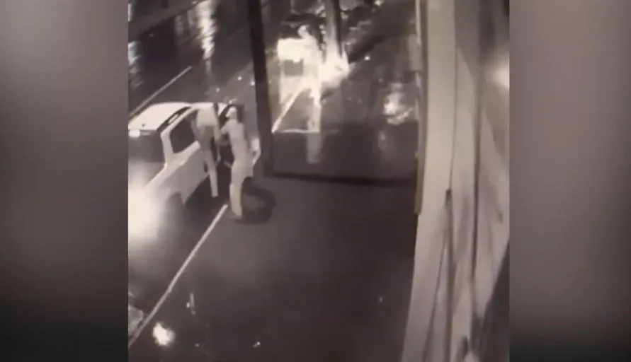 Vídeo: Homem desce do carro para urinar e veículo é roubado