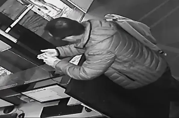 Vídeo: Ladrão higieniza mãos antes de praticar furto