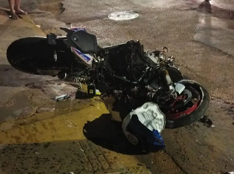 Vídeo: Moto se divide em pedaços após colidir em poste
