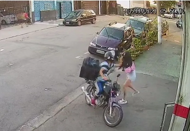 Vídeo: Pedestres agridem motociclista e impedem roubo em SP